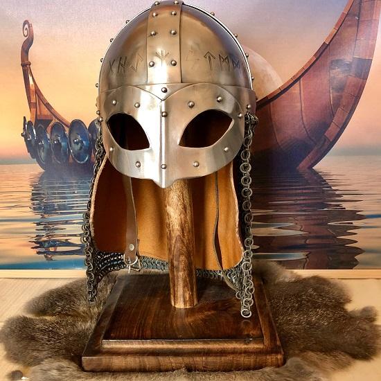 Dračí přilba 14g s aventail a těžkým koženým chráničem krku. Vhodné pro hlavu do 66,04 cm. Hmotnost 6,5 lbs.