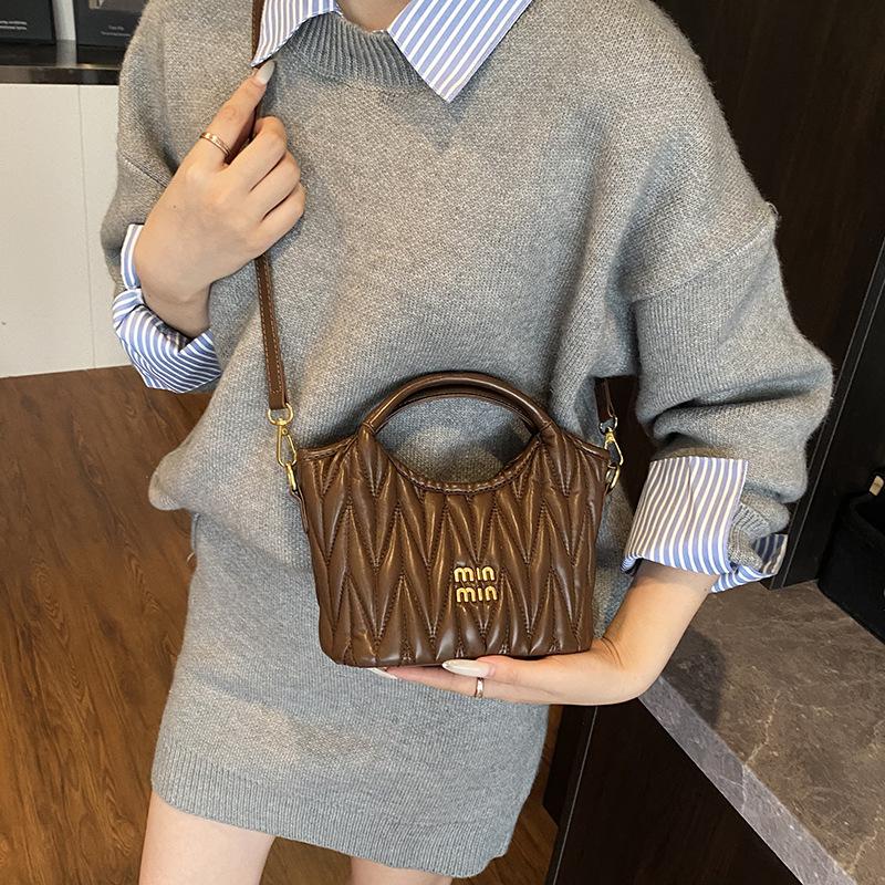 Source Manufacturer Handbag Bag Autumn and Winter New Pleated Soft Shoulder Bag Niche High-end Fashion Trend Shoulder Bag