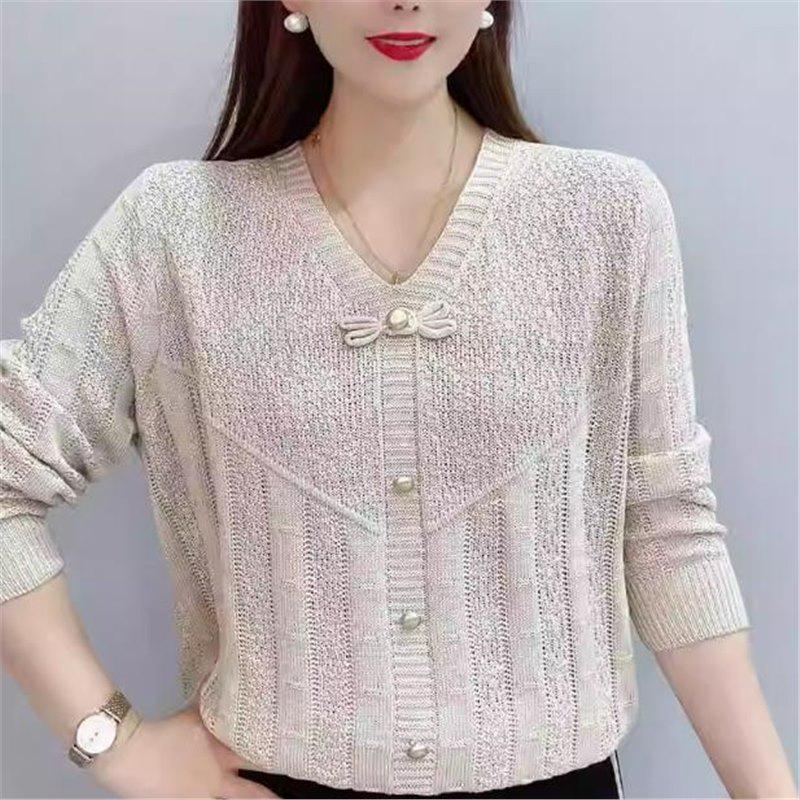 Stylish V-Neck Long-Sleeve Knit Top for Women - Loose & Slimming, Perfect for Autumn & Spring.