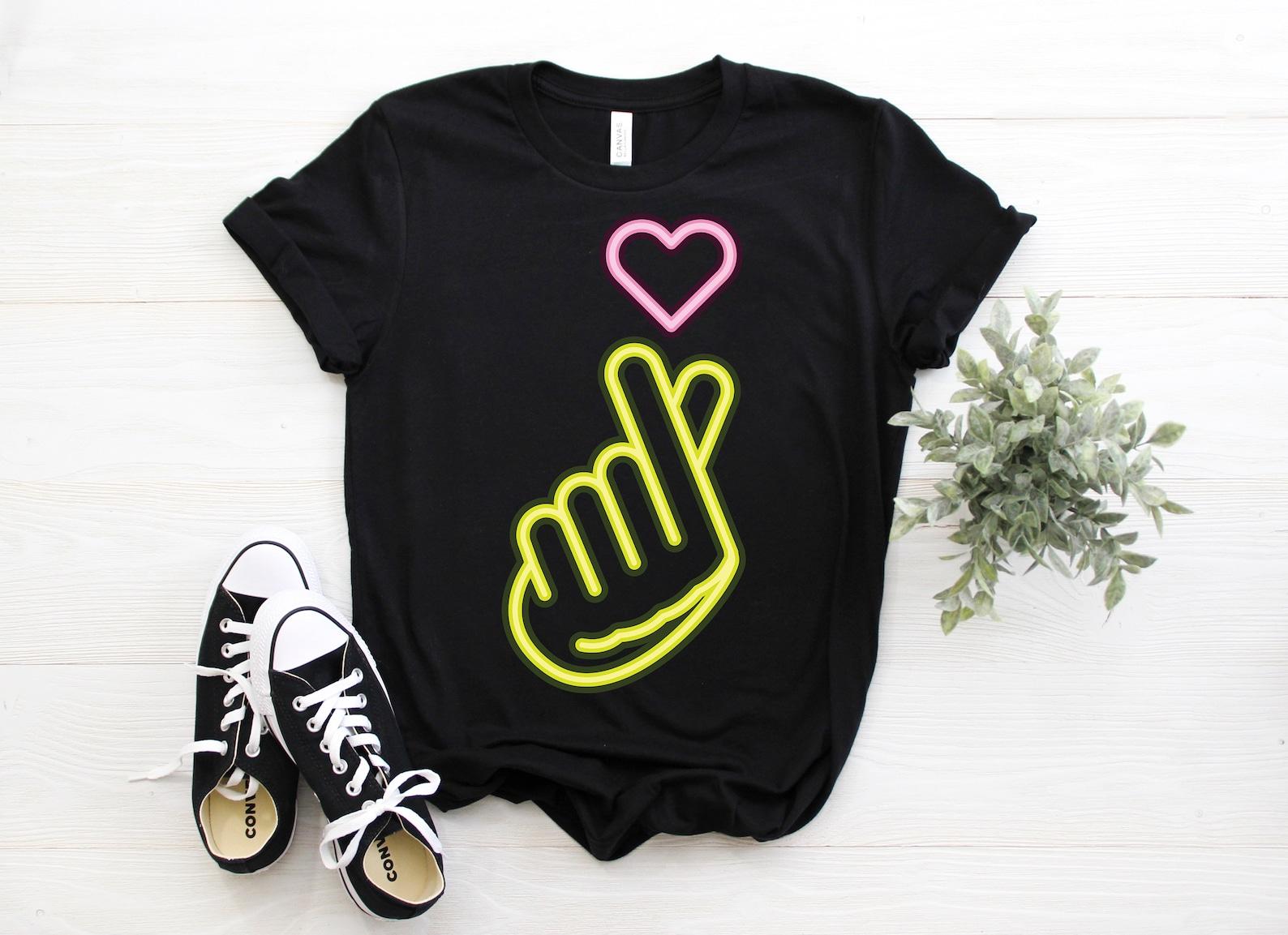 K-Pop Hand Symbol Kpop Heart South Korea Music T-Shirt, Kpop Lover Gifts, Love Sign, Kdrama K-drama Fans, Girls Boys Daughter Granddaughter, 100