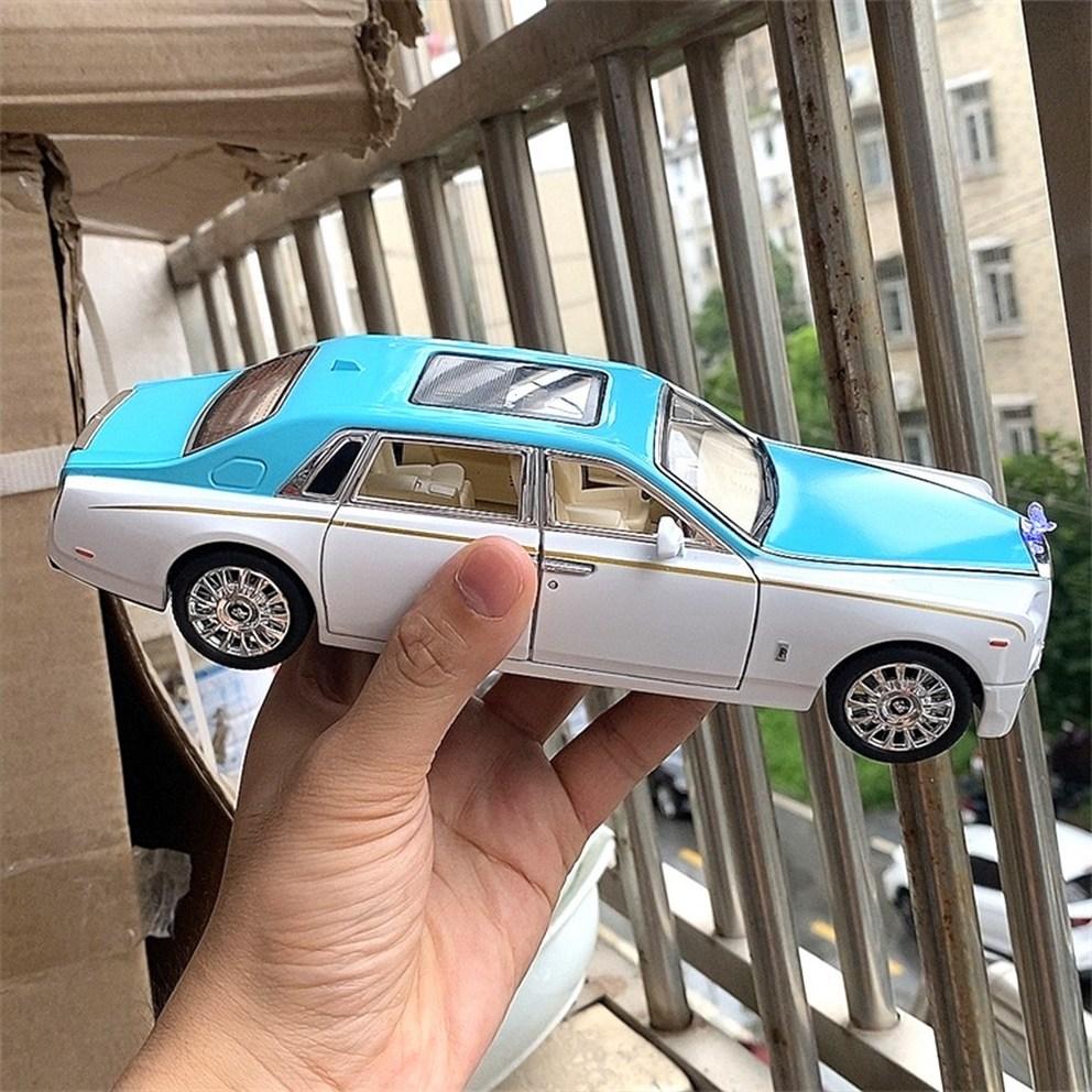 Diecast 1:24 Rolls-Royce Phantom Alloy Pull-back Car Model, Black/Silver