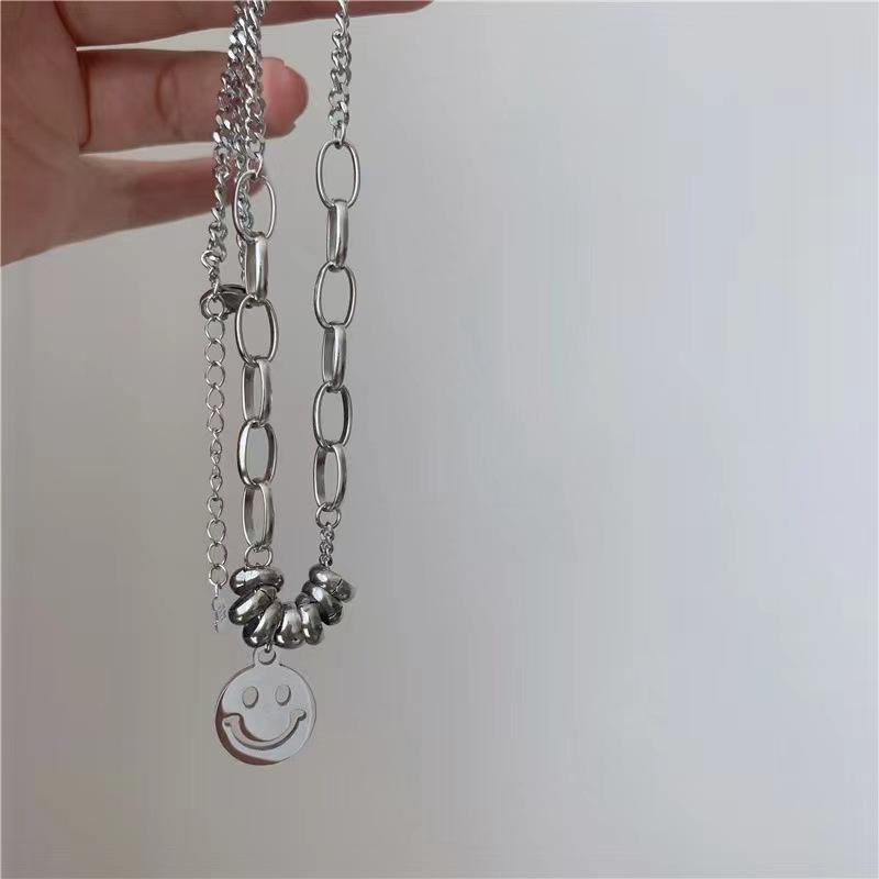 Neue Halskette aus Titanstahl mit Smiley-Anhänger, Spleißen der Halskette für Männer und Frauen, Nische mit kalter Windpersönlichkeit, Schlüsselbeinkette