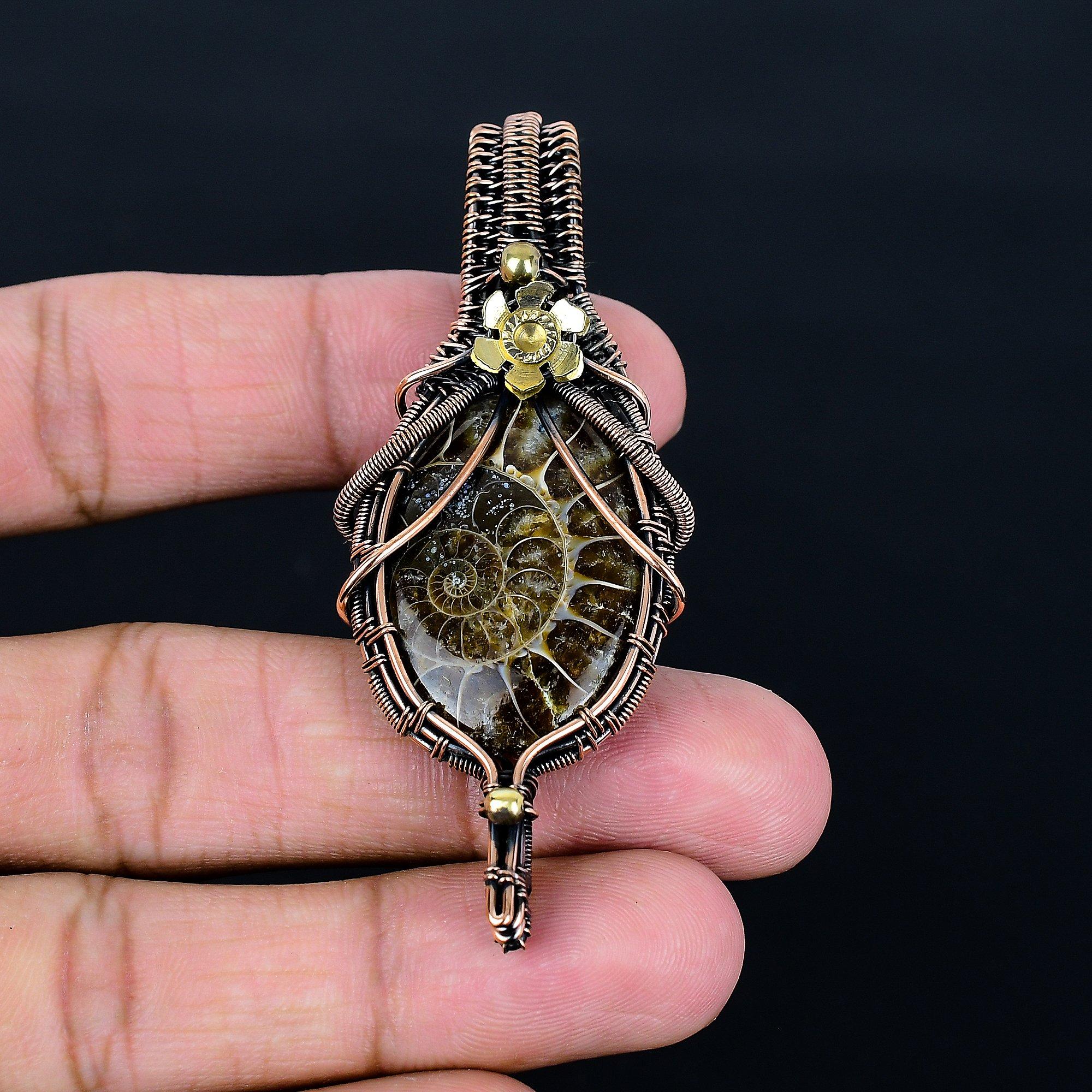 

Подвеска с окаменелостью аммонита, обернутая медной проволокой 999 пробы, подвеска из драгоценного камня ручной работы на День памяти 2.55 Inches