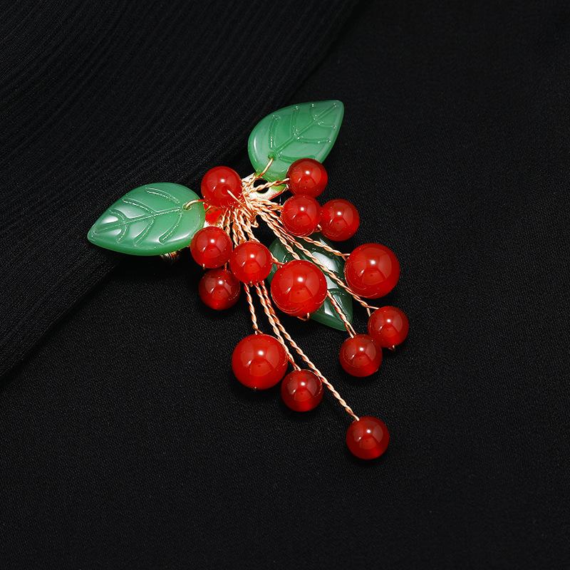 Natural Agate Grape Brooch Handmade Niche Design High-end Temperament Pin Elegant Dress Suit Accessories Women