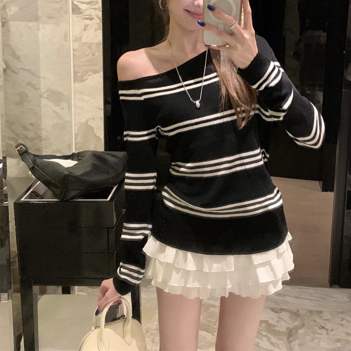 

Core-spun yarn washing water, sweet Spice Girl contrasting color striped slanted shoulder long-sleeved knitted sweater women s autumn and winter One size fits all чорний