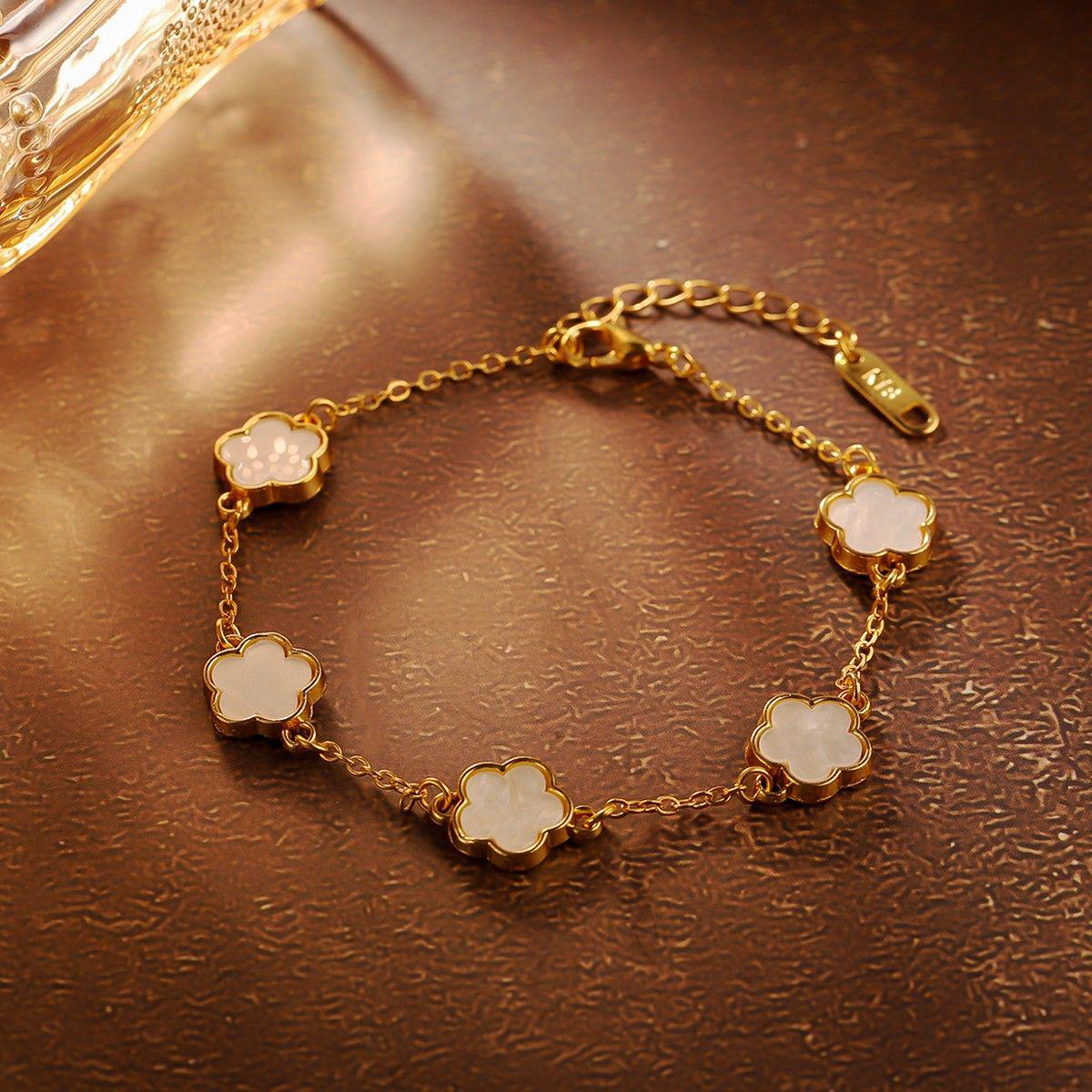 

Браслет «Клевер с пятью лепестками»: Французская Роскошная Мода для Женщин - Универсальная, Элегантная и Популярная на Европейском и Американском Рынках. белый
