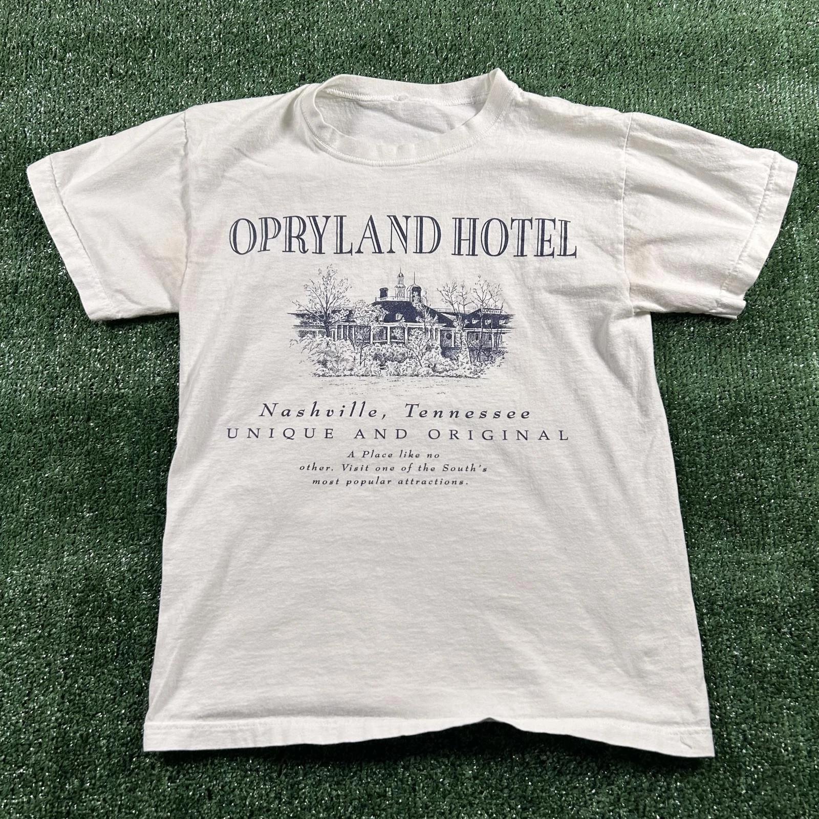 Vintage Opryland Hotel Graphic T-Shirt. Fits like small S