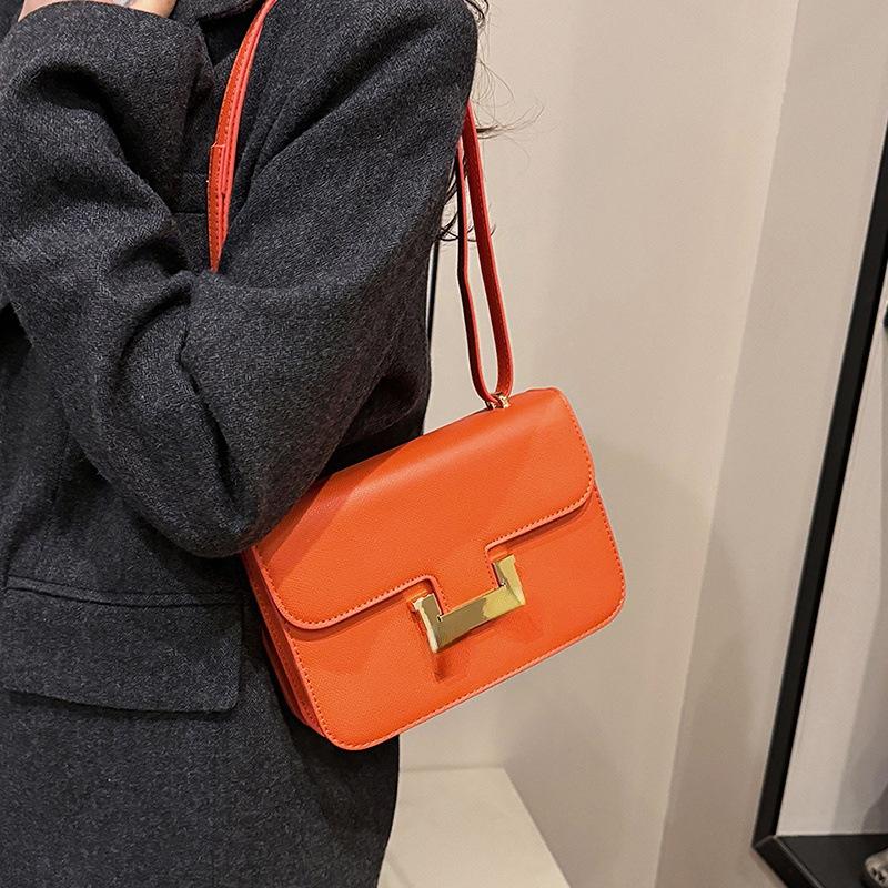 Nová roztomilá módní dámská taška trendy a všestranná ležérní messenger taška přes rameno s uzamykáním a klopou