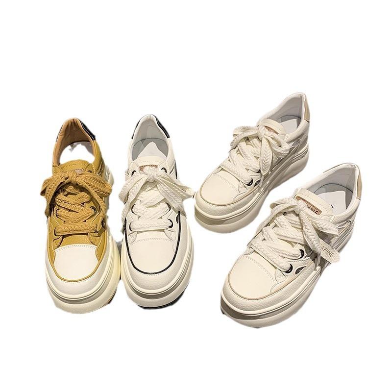 Mode Schuhe mit hohlen Löchern Damen 2025 Sommer neu dicksohlige atmungsaktive hohle kleine weiße Schuhe innere Höhenerhöhung dicksohlige Löcher