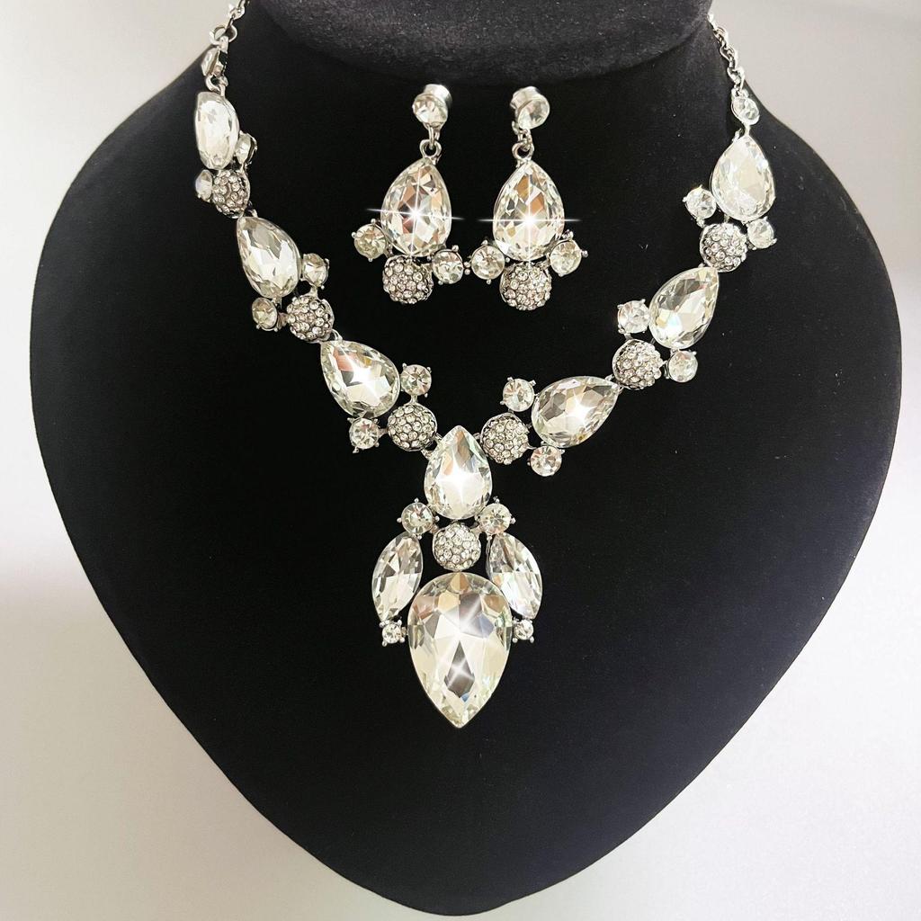 Elegantná svetlá luxusná retiazka na kľúčnu kosť: Trblietavý diamantový náhrdelník s strapcami, náušnice, sada náramkov - Dámske európske a americké módne doplnky