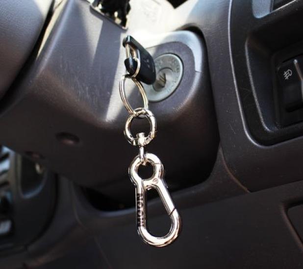 MOONEYES Double Carabiner Keychain Chrome KH-MKR133CH-MON