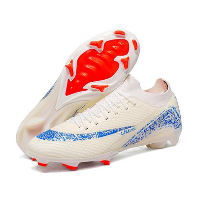 Chaussures de football Chaussures de football Jeune homme herbe étudiant compétition sportive entraînement