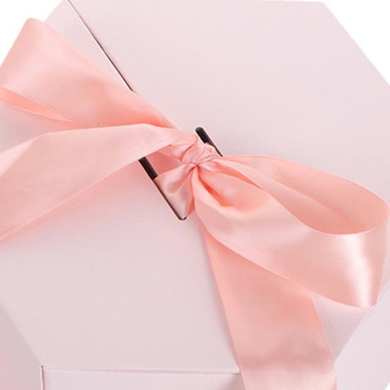 Aufbewahrungsbox, festlich, exquisite Geschenkbox, kompakt, hübsche Verpackung mit kleinem Häschen zum Jubiläum