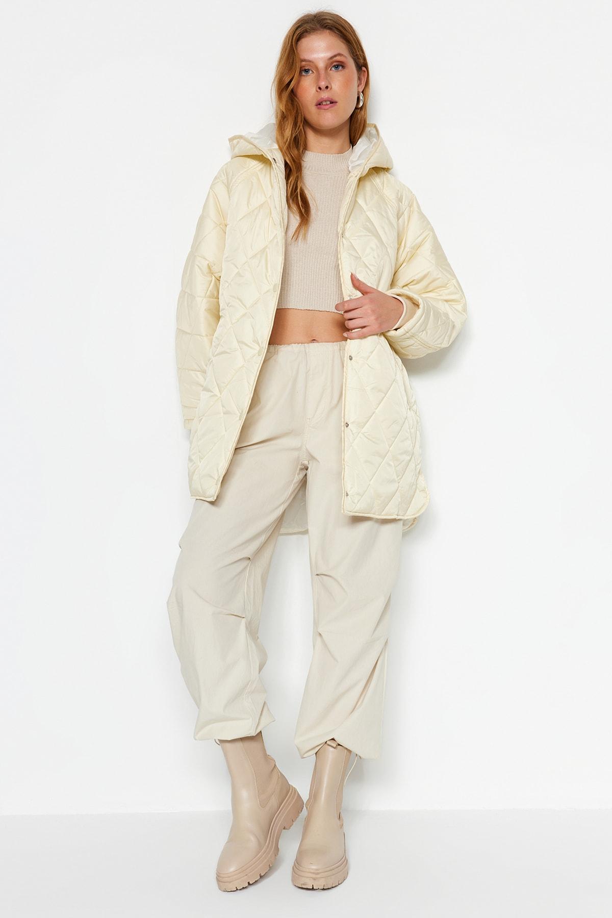 

Бежевое водоотталкивающее стеганое пальто оверсайз с капюшоном TWOAW22MO0024..