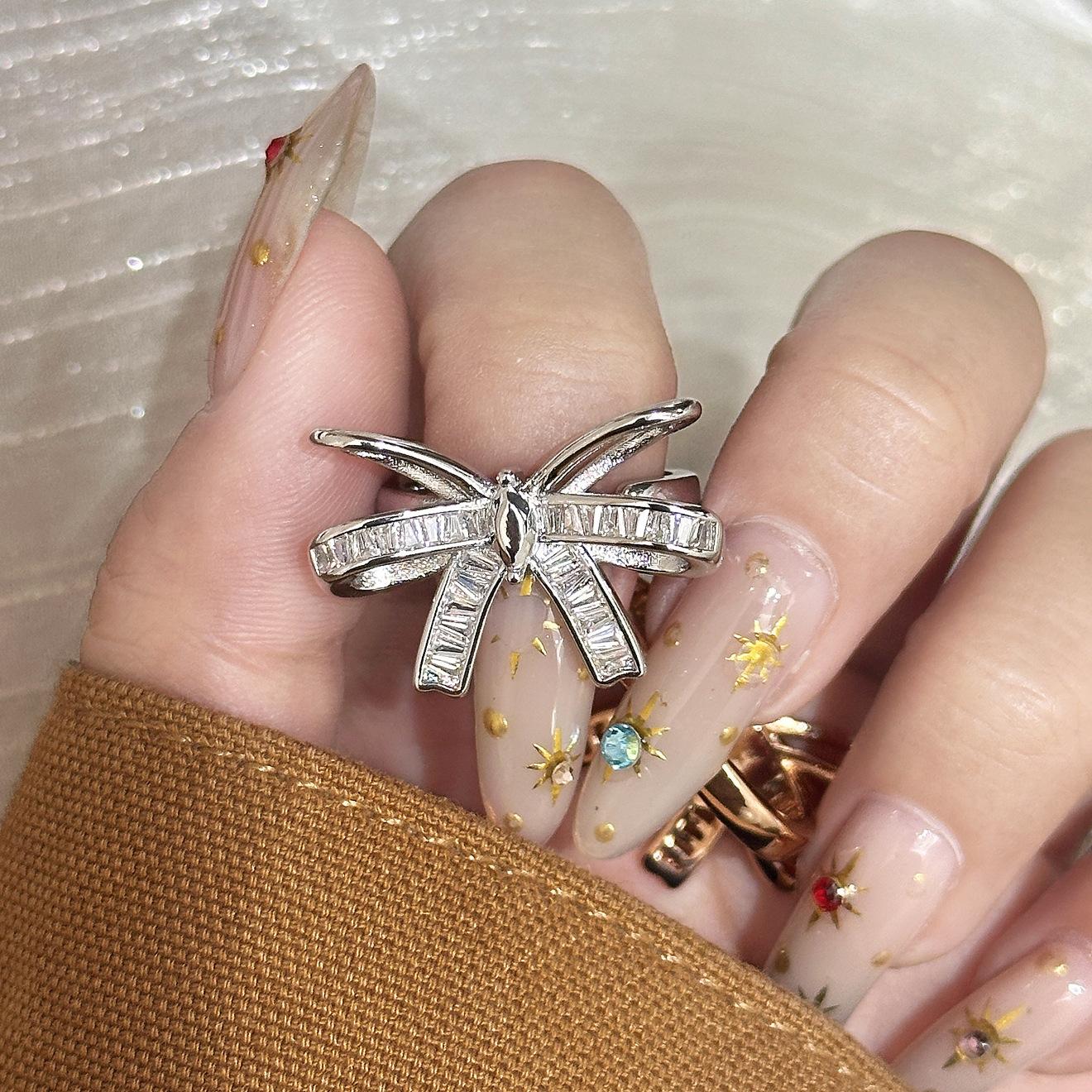 

Hot-selling three-dimensional bow ring, celebrity daughter wind ring niche design high-end finger ring платиновий