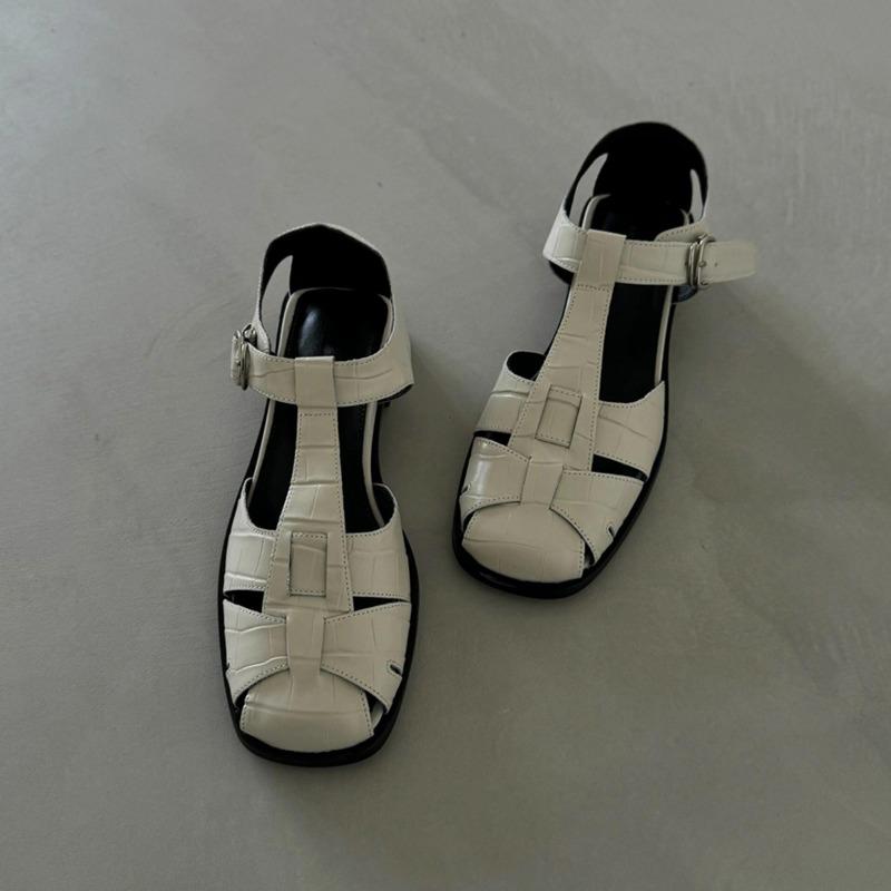 

Leather retro sandals women s summer low-heeled flat-bottomed pig cage shoes hollow casual bag head sandals 40