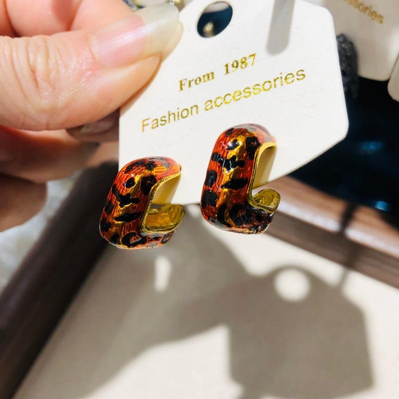 Винтажные коричневые серьги-пусеты в виде сердца с эмалью леопардовой расцветки для женщин, новая модная металлическая текстура в форме буквы С, эффектные серьги, ювелирные изделия оранжевый