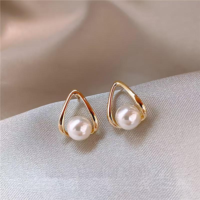 Korean Style 18K Gold-Plated Freshwater Pearl Stud Earrings - Cold Style Niche Design Jewelry