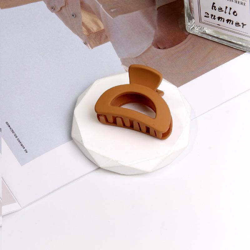 Korean style simple and cute hollow hair clip with broken hair on the side