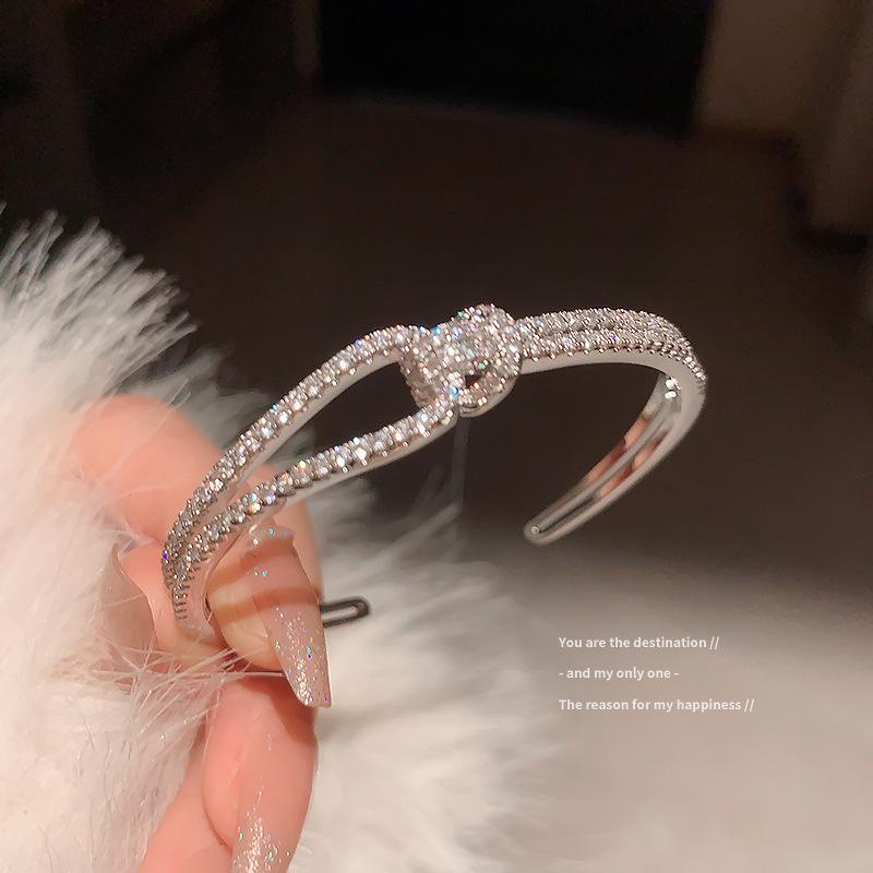 Elegantes Zirkon Buchstaben Blumen Armband: Hochwertiger vielseitiger Armreif für Damen