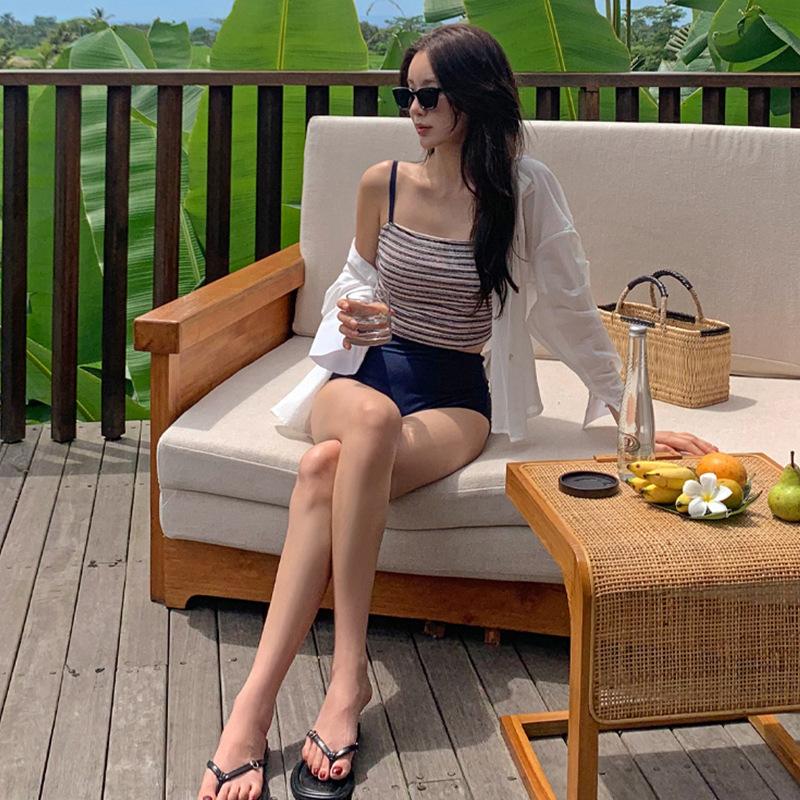 The source is a split high-waisted swimsuit for women, covering their bellies and showing thin breasts, striped hot spring vacation swimsuit.