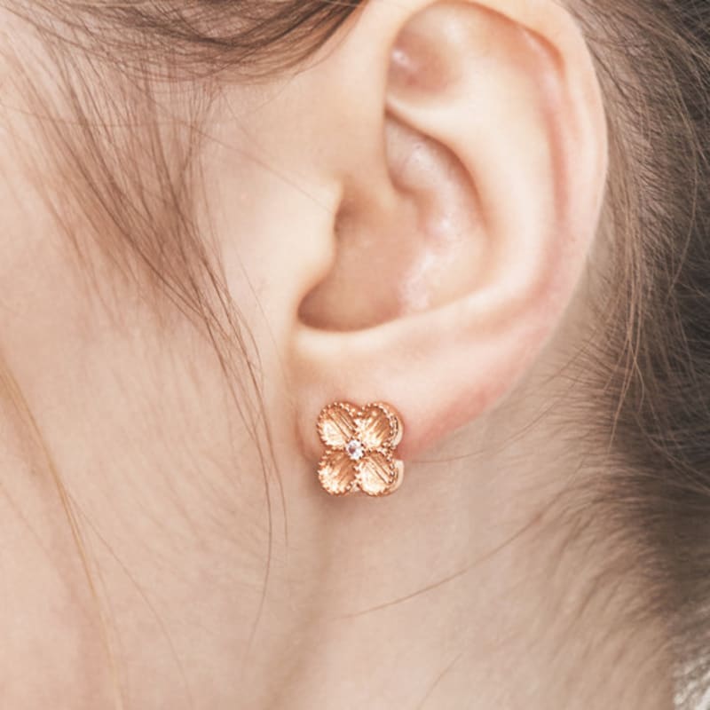 CRANNE Cercei cu Motiv Floare Trifoi din Aur Galben 14K GP C24EB327