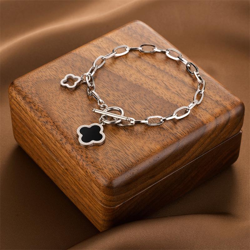 

Ожерелье с четырехлистным клевером и подвеска с четырехлистным клевером — ирландские ювелирные украшения, приносящие удачу в подарок женщинам