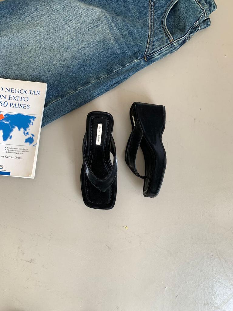 Versatile flip-flops toe slippers women's 2025 summer new European and American square head Internet celebrity sexy slope heel square head cool sl