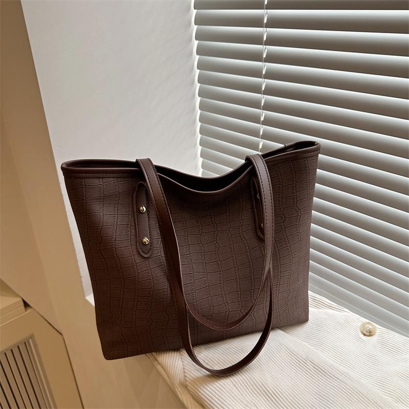 

Women s bag tote bag women s niche texture summer 2025 new popular shoulder bag high-end sense large-capacity commuter bag коричневый