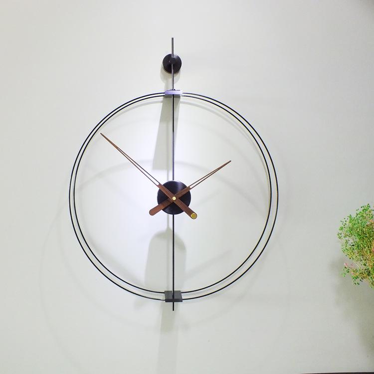 Nordische minimalistische Wanduhr aus schwarzem Walnussholz – große Aluminiumzeiger für modernes Dekor.