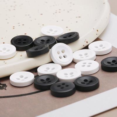 Hochwertige Universelle Schwarz-Weiße Chiffonharz Vierloch-Hemdknöpfe
