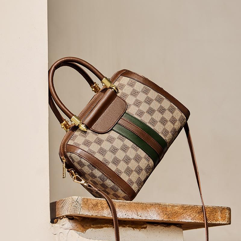 2025 New Versatile Boston Bag Fashionable Design Pillow Bag for Women Light Vintage Large Capacity Handbag