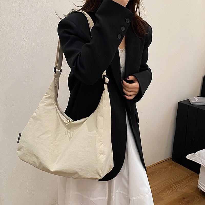 Niche Design High End Trend Trend Fashionable Lazy Style Shoulder Bag Versatile Casual Dumpling Crossbody Bag