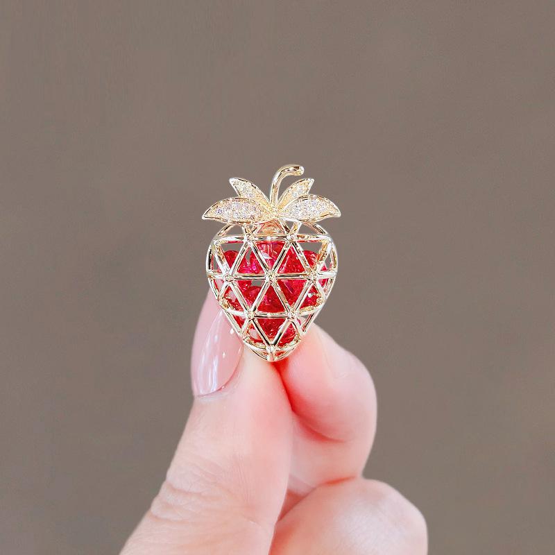 2023 Fashion New Style Temperament Brooch Sweet Strawberry Crystal Cute Girl Anti Shining Brooch Suit Accessories Gift Sales