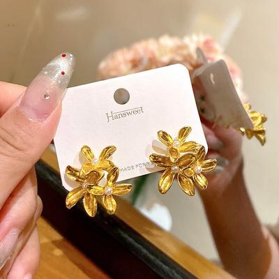 Fashion Metal Flower Stud Earrings For Women Girls New Unique Design Brincos Pearls Earrings Fashion Ear Jewelry Statement Gifts