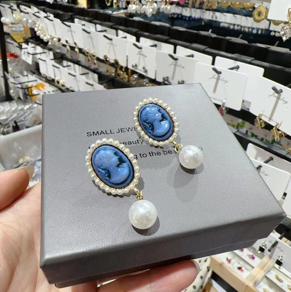 Vintage Palace Style Blue Cameo Portraits Head Earrings Retro Temperament Simple Imitation Pearl Silver Needle Earrings Jewelry