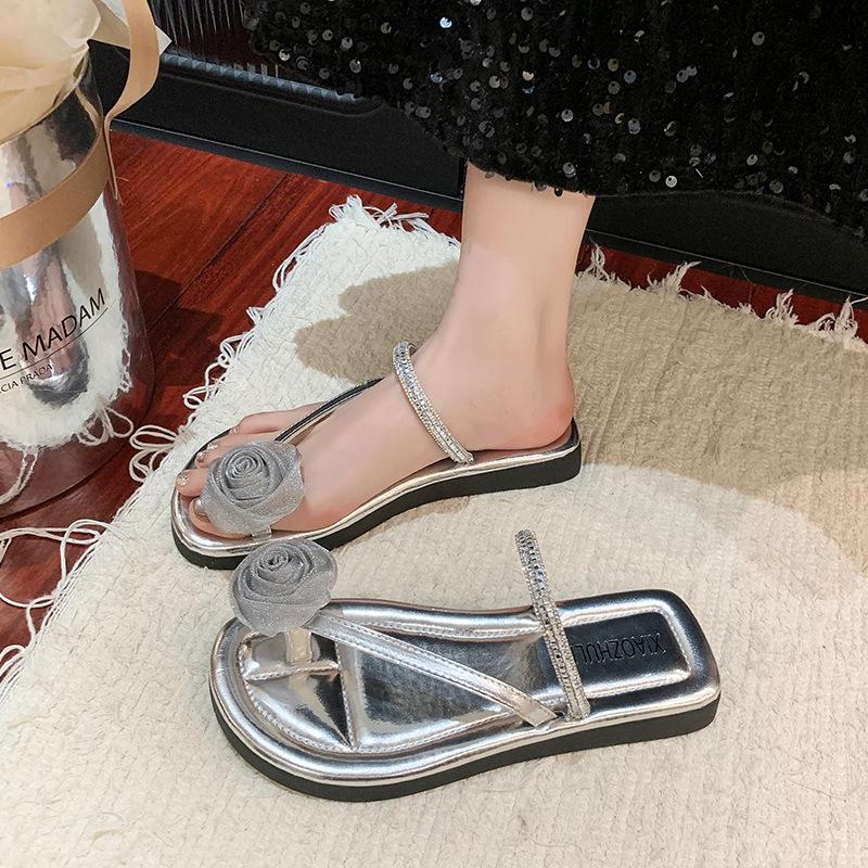 Beautiful flat-bottomed set of toe-cool slippers for women's summer wear 2025 new models with skirts, fairy rhinestones, flip-flops, sandals.