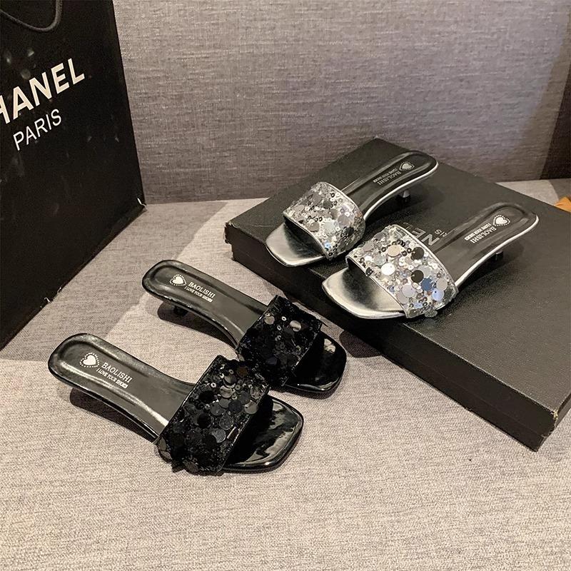 Wear Xiaoxiangfeng fashionable silver sequined open-toed slippers for women's summer 2025 new sexy thick heel sandals