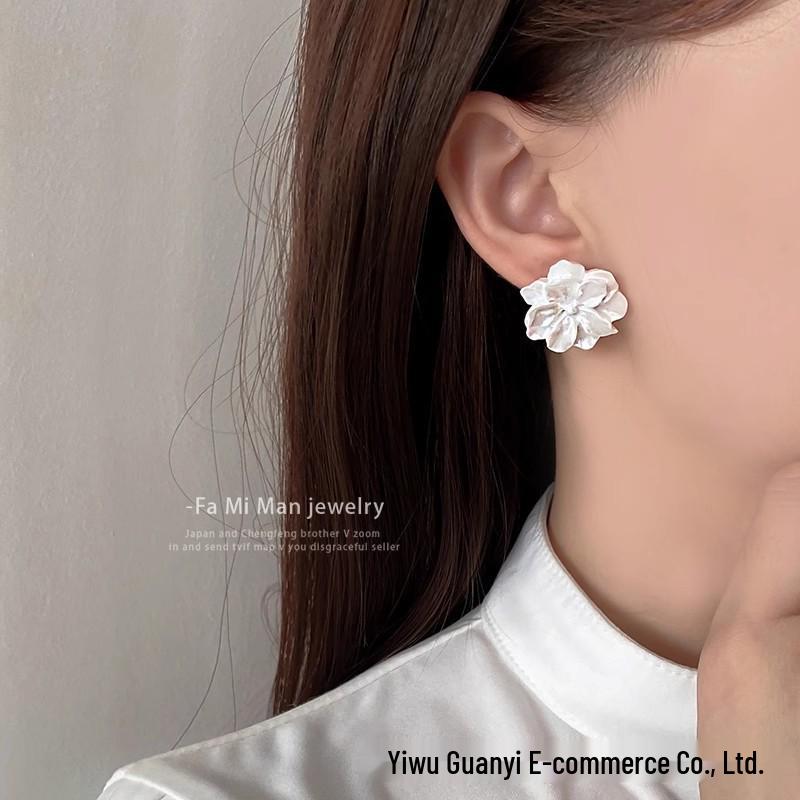 Elegant Pearl Ear Clips for Non-Pierced Ears - Chic and Luxurious Design