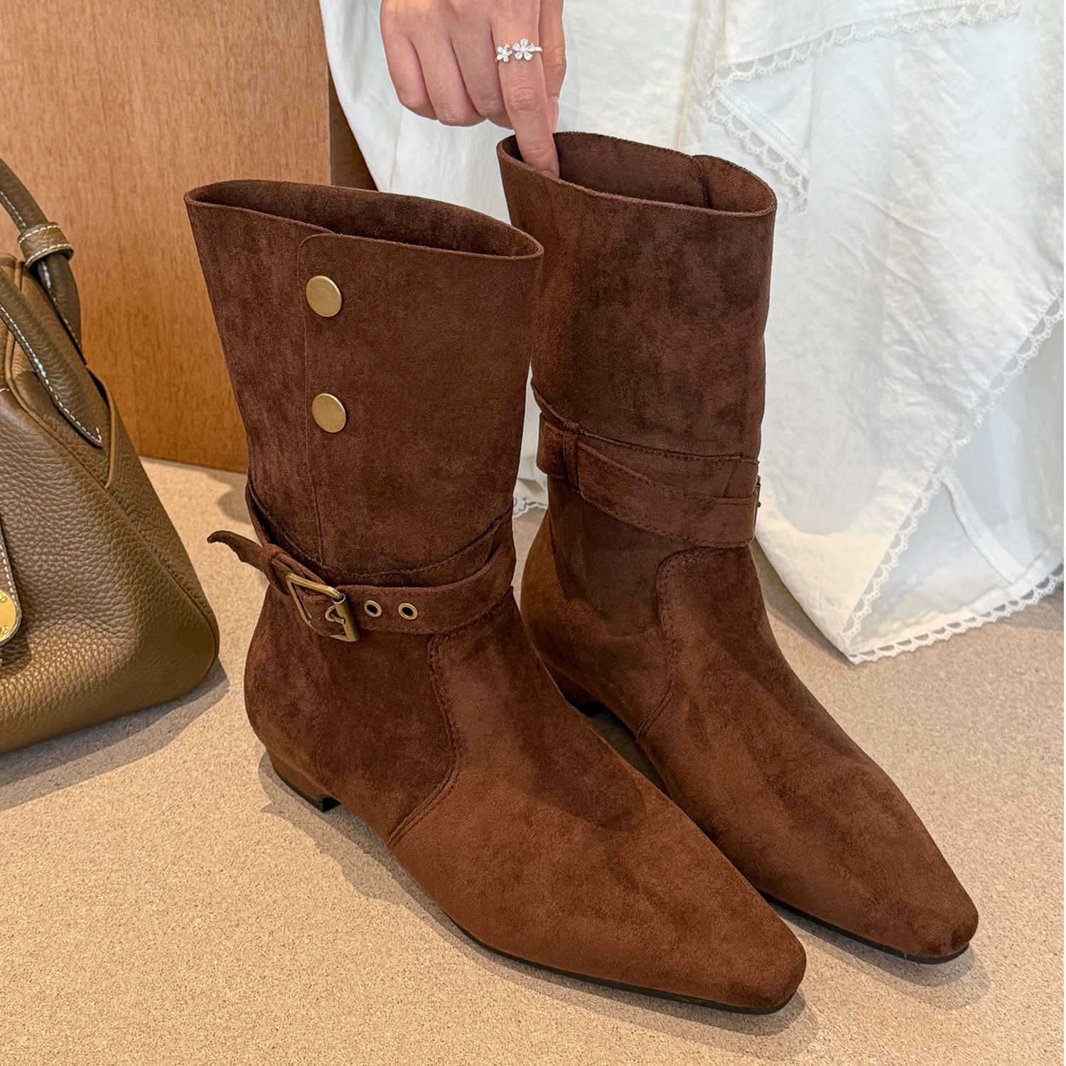 

I was praised! Vintage Maillard coffee-colored pointed toes and two short boots for women s 2025 autumn new versatile Martin boots 40
