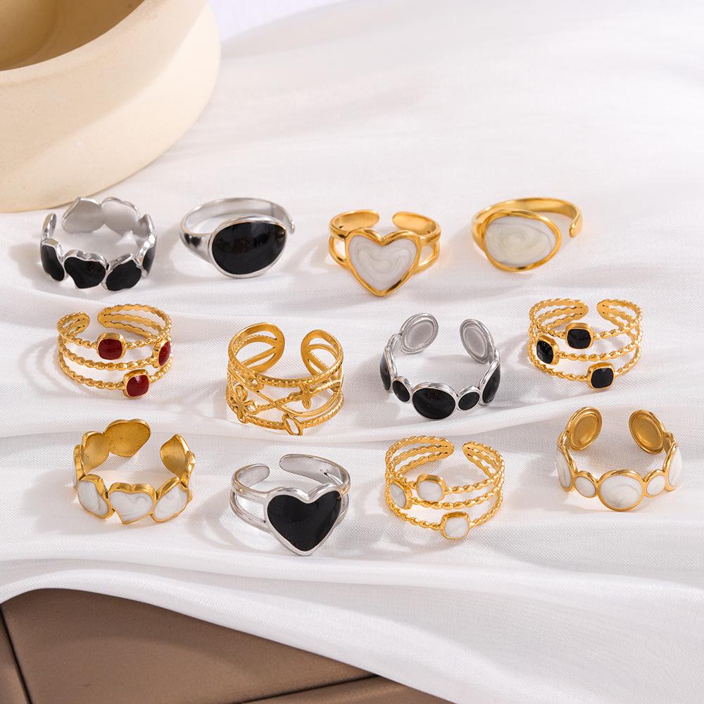 Anello in Acciaio Titanio Placcato Oro - Elegante Stile Ins da Donna con Sensazione di Alta Gamma e Design Semplice, Influenza Europea e Americana.