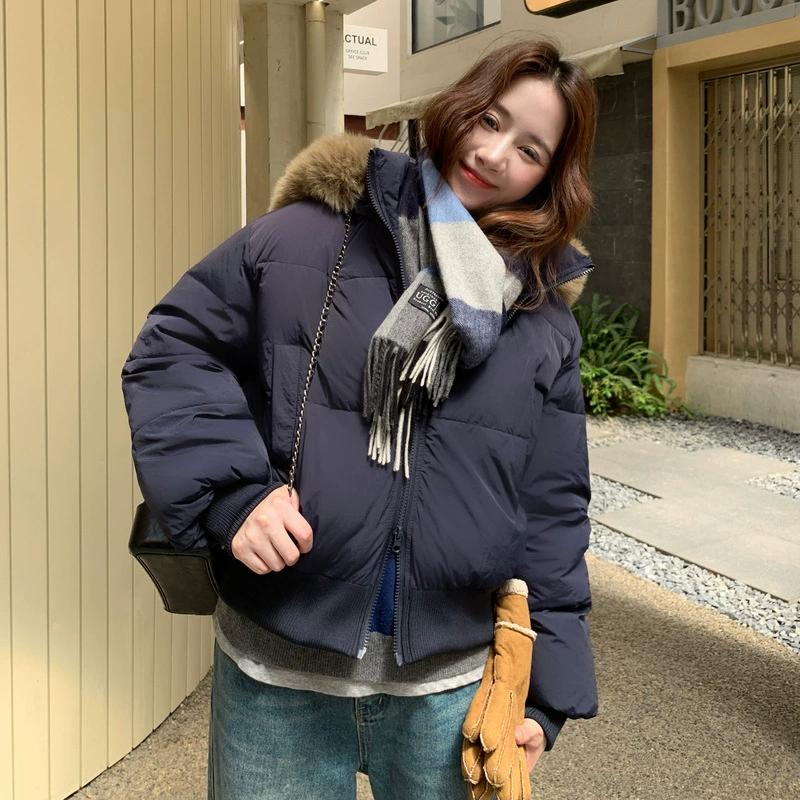 

Приталенная версия пуховика Женский зимний короткий белый приталенный жакет со съемным меховым воротником XS темно-синий