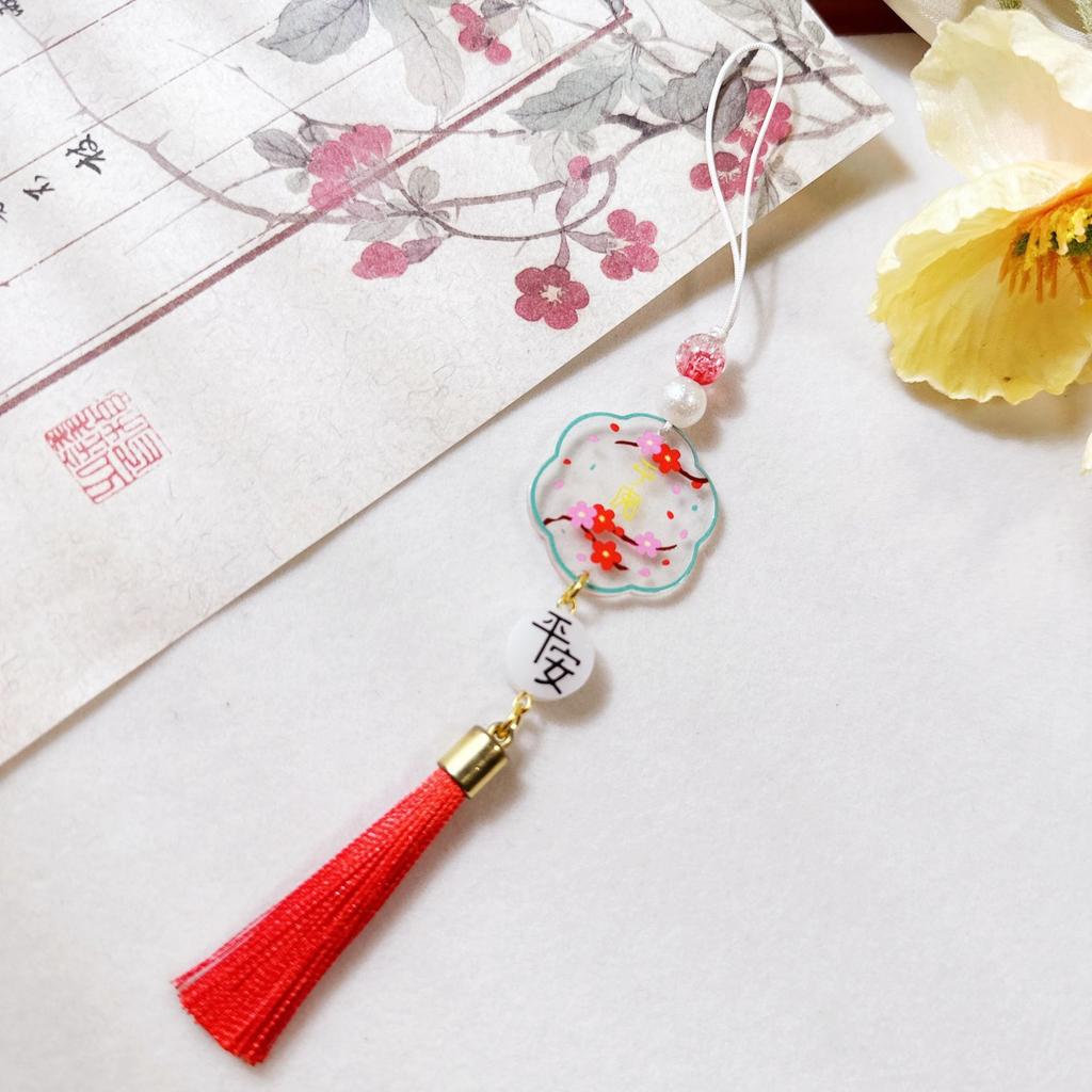 Four-Leaf Clover White Shell Fan Charm: Ancient-Style Phone Chain, Bag Pendant & Lanyard for Shoes, Clothing, and Phone Cases
