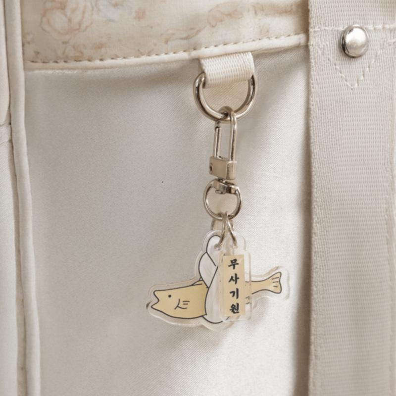 A key ring for the warding off evil spirits, codfish, and dried pollack. Sense Director s new car, wishing for safety. beige