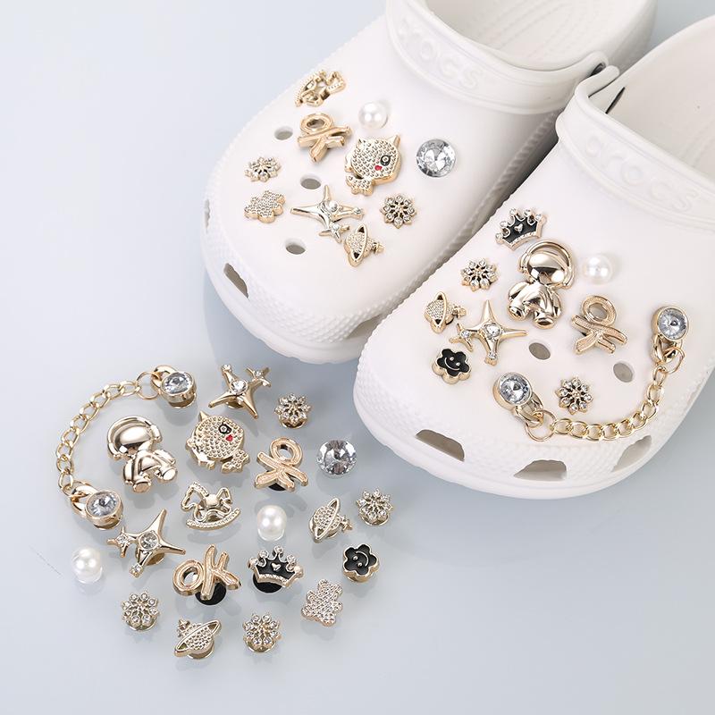 Goldene 3D Crocs Jibbitz: Hochwertige DIY Schuhanhänger & Schnallen