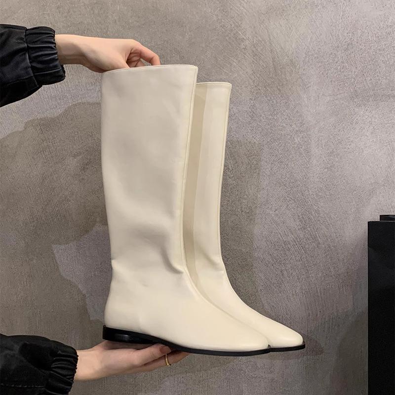 Vielseitige, hohe Stiefel mit flacher Unterseite und rundem Kopf, Damenstiefel mit Knielänge, einzelne Maillard-Stiefel in Weiß