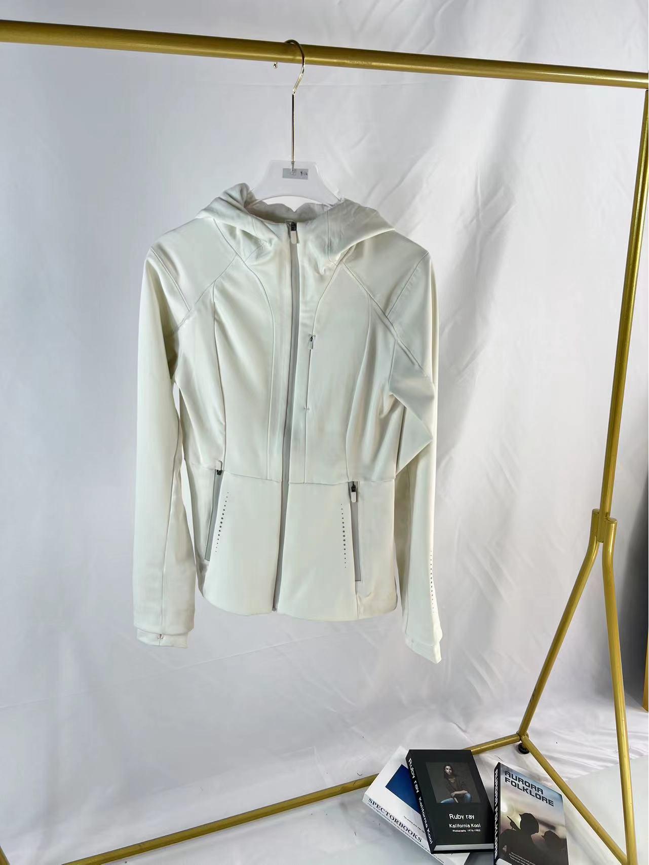 

Водонепроницаемая флисовая куртка-ветровка приталенного кроя с капюшоном M/Size 4