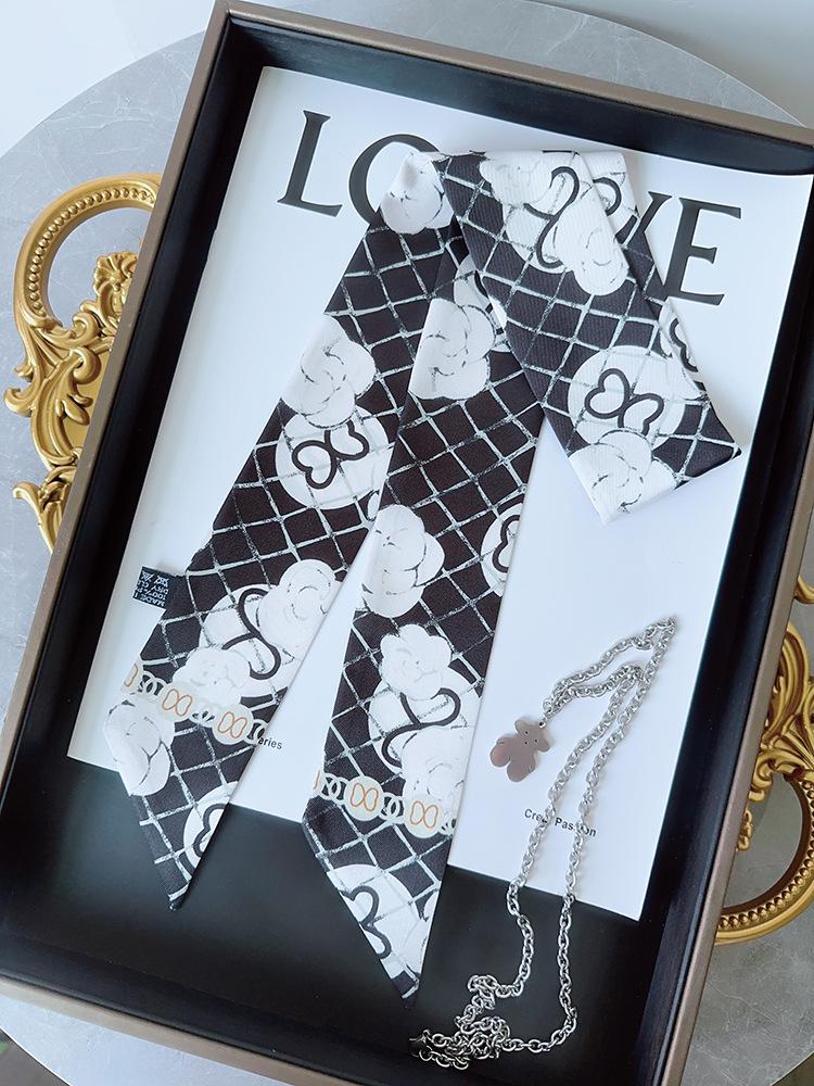 Ozdoba uchwytu torebki w postaci wstążki