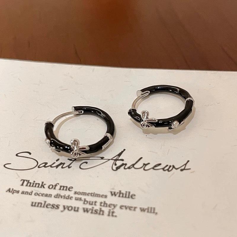 Retro sweet and cool bow black circle earrings plain ring ear buckles sleep free earrings simple studs чёрный
