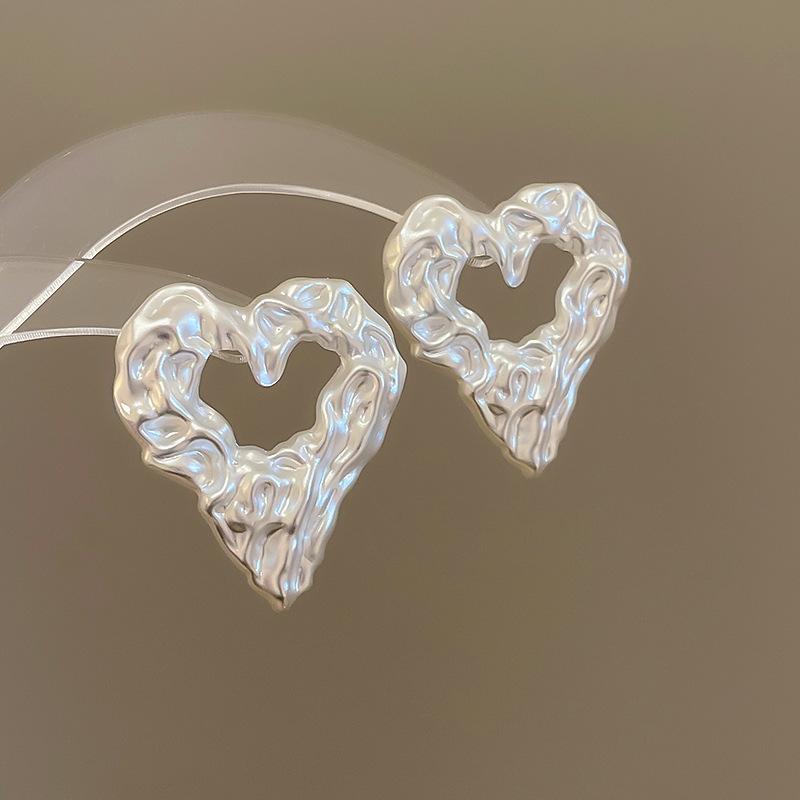 Steel needle irregular hollow love earrings fashionable simple stud earrings light luxury high-end new earrings